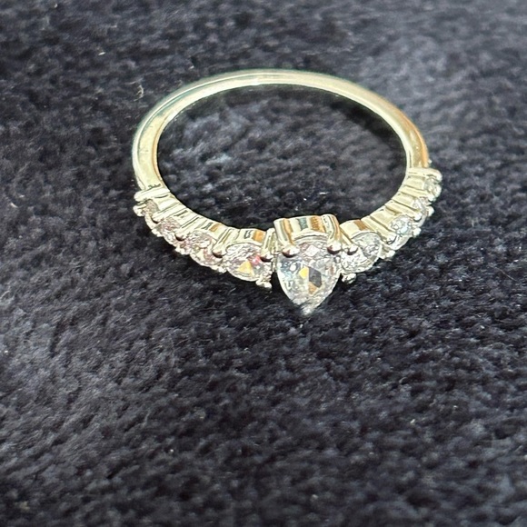 BEAUTIFUL ring! Pear-shaped cubic zirconia crystal in a white gold setting. New! - Picture 2 of 4
